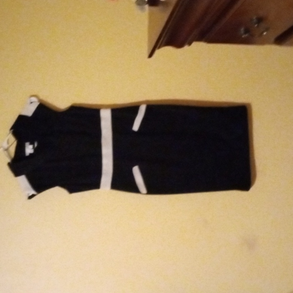 London Times dress. Size 6. Zipper on one sude of The dress.